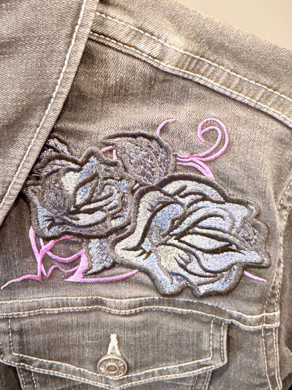 Harley-Davidson Gray Denim Jacket with Purple Rose Embroidery - Picture 4 of 9